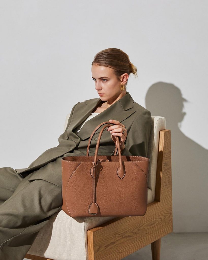 Chic and Functional Messenger Bag for Modern Women