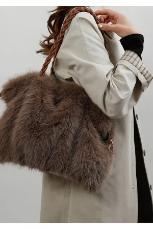 Women's Fashionable Plush Large Capacity Tote Bag High-end Pleated Fox Fur Shoulder Crossbody Bag Commuter Bag with Metal Chain