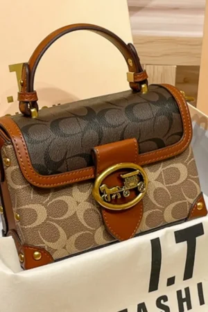 New minimalist and fashionable small handbag, contrasting color women's bag, high-end carriage crossbody bag, portable box bag