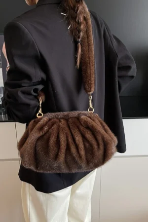 Faux Fur Shell Crossbody Bag Trendy Wrinkle Design Women Shoulder Bag for Autumn Winter Fashion Plush Clutch Bag